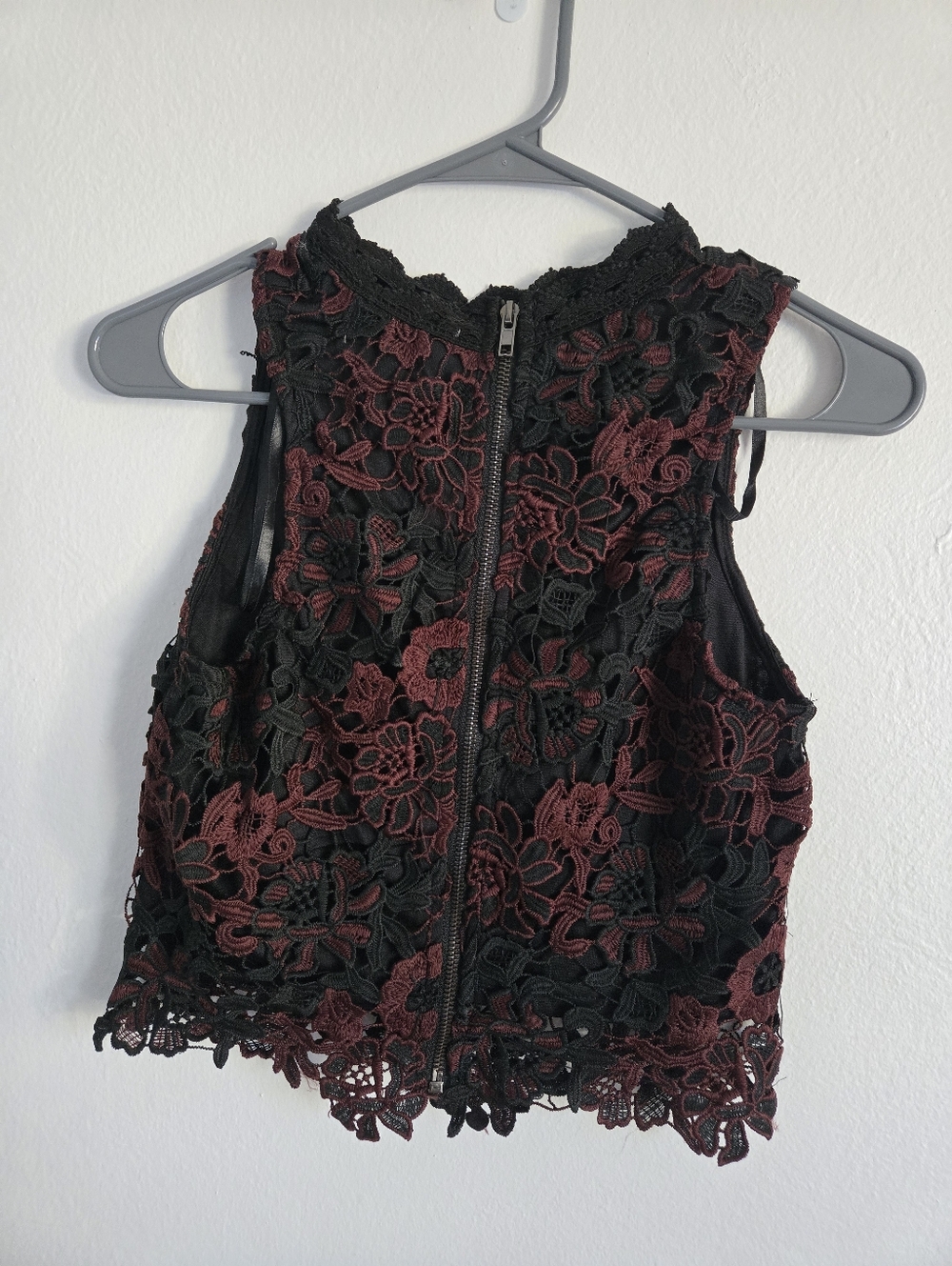 Boutique 9 Black and Burgundy Floral Lace Cropped Tank - Picture 4 of 4
